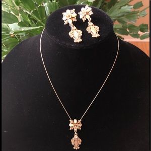 Gorgeous bronze tone flora necklace and earrings